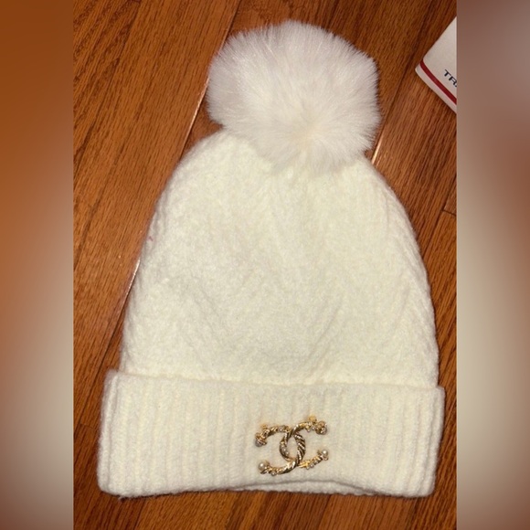 CC Boutique Accessories - CC Boutique White Knit Beanie with Pom-Pom